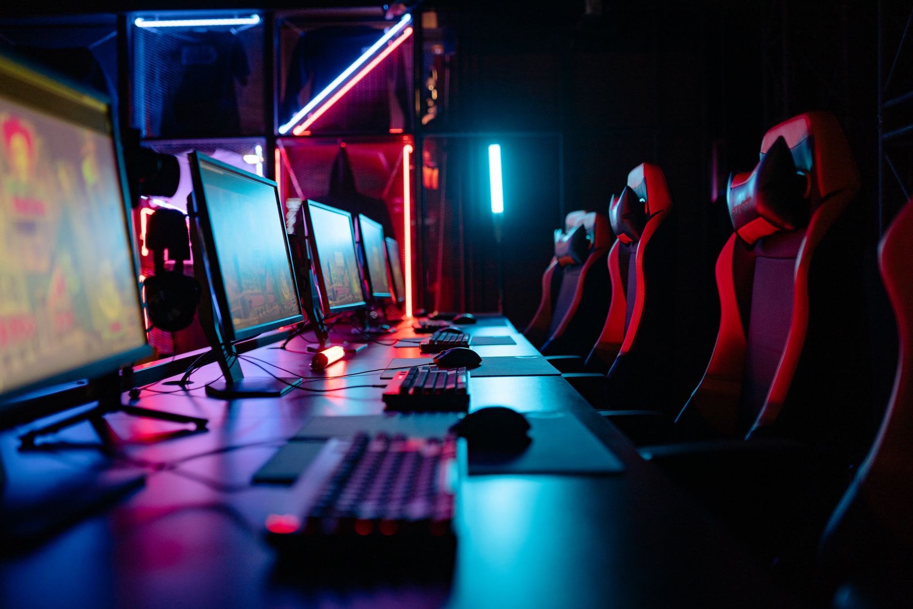Gaming Raum mit Neon-Beleuchtung